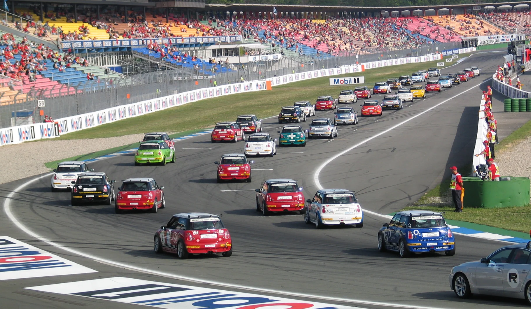 Een veld MINI R53 Challenge-raceauto’s op de Hockenheimring in 2005