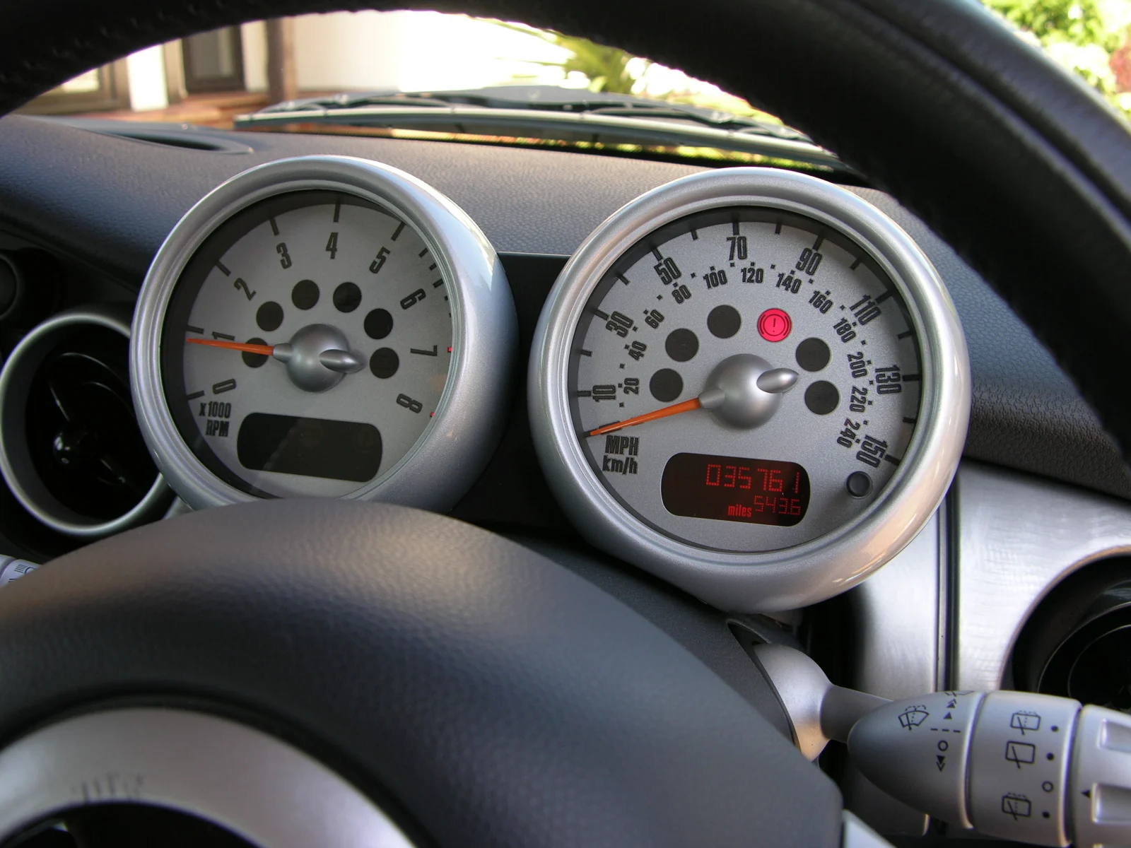 Detail van de ronde Chrono-instrumenten in een R53